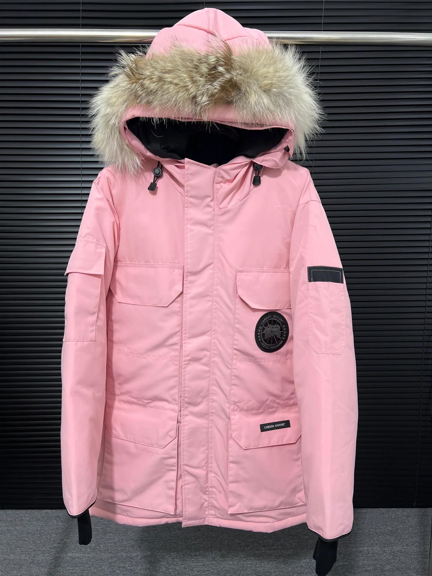 P780 🆕 Top original version, supports chip sensor with handbag 𝗖𝗮𝗻𝗮𝗱𝗮 𝗚𝗼𝘀𝗲 / 🇨🇦 Canada Goose 08 Down Jacket ⚠️ Partners who have been cooperating with us in the past few years know that no matter what is produced outside, our pure genuine trading company ships ❗️ After the test of time, we have received rave reviews. You can compare the market products with us. If you are not satisfied, you can return it at will. You are also welcome to come to ZG to see it and then come to my home to buy‼  1⃣️ The filling is 80% white duck down, with a weight of 500g. Regarding the down content, you can feel it with your hands. Good down has no embarrassment and can be called a walking duvet! 2⃣️ The fabric is made of Feather-Light 10D waterproof coating fabric, which is made of 84.5 polyester fiber and 15.5 cotton. The surface is treated with a special Teflon protective coating produced by DuPont to prevent wind and splash water, and makes the clothing anti-pollution and long-lasting new features! 3⃣️ One-piece seamless cuffs, 13cm official length, all seals are stamped, and all the inner liner is hemmed. The overcoat means sewing all the inner liner once. On the one hand, it is to prevent the velvet from running off, and on the other hand, it can keep the stiffness of the clothes! 4⃣️ Original Yoshida Kogyo Kabushikigaisha zipper, top-grade zinc alloy electroplated zipper with the highest specifications, using precise Japanese craftsmanship, raw materials and management methods. Each zipper can withstand 100,000+ openings and closings 5⃣️ The detachable fur collar is made of top-grade imported wolf fur, which is not comparable to the loose and soft raccoon fur and fake fur on the market. It is a natural Siberian coyote fur collar. The delicate and strong feel is the sense of life that comes from the erosion of wind and frost in nature. 6⃣️ Main logo double-thread 9-needle locking stranded embroidery, electronic digital automatic embroidery, maple leaves with sharp edges. Size: XS-XXL Color: black, off-white, graphite gray, sapphire blue Dark Blue Pink Azure Graphite Gray Black Label Shoulder Width Chest Sleeve Length Clothes Length Recommended Weight kg 67 87 80-90 2XL 58 136 69 89 90-105